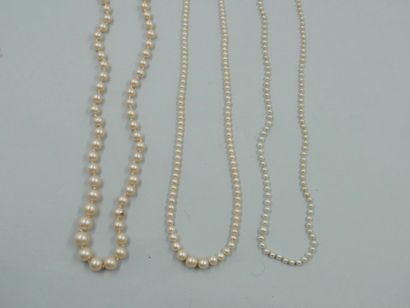 null Trois colliers de perles de culture en chute, fermoir or blanc et métal. 

(Accidents,...