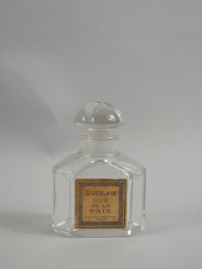 null GUERLAIN "Rue de la Paix". 

Bottle in crystal of BACCARAT. Label titled. 

Height:...