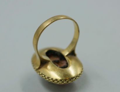 null 18k yellow gold ring with a coral cabochon. 

PB : 9,60gr. TDD 54.
