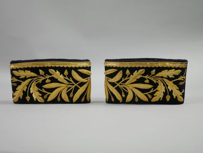 null Pair of officer's cuff embroidered in gold metal thread.