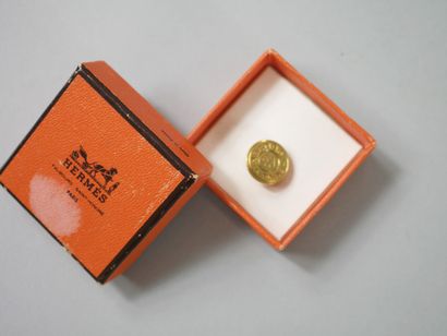 null HERMES Paris.

Pin's circulaire en métal doré centré du numéro 89. 

Diam.:1,5cm...