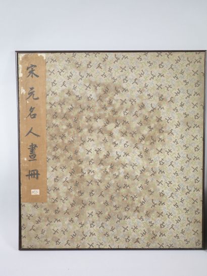 null CHINA 20th century. 

Two silk fabrics 

40x38 cm

39x29 cm

Framed by wooden...