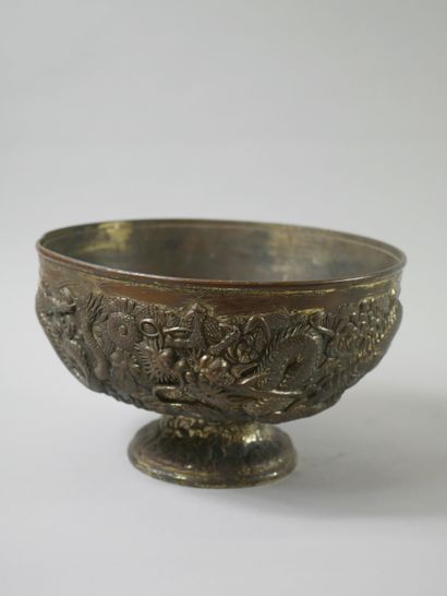 null CHINA, 20th century. 

A bronze cup on a pedestal with a semi-relief decoration...