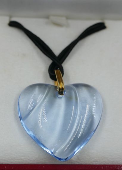 null BACCARAT.

Pendant heart of transparent blue color, the gilded metal strap....