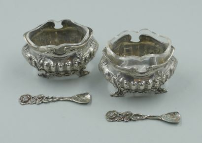 null Pair of silver saltshakers with spoons with roses. 

Weight : 57gr
