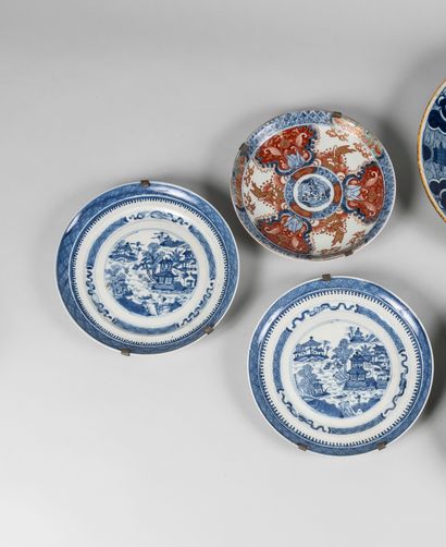 null CHINE, XVIIIè siècle, porcelaine d'exportation. 

Deux assiettes ornées de paysages...