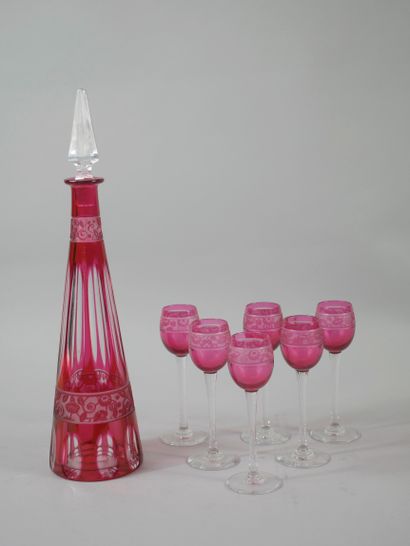 null CRISTAL NANCY France.

Decanter and its six small glasses with liqueur in ruby...