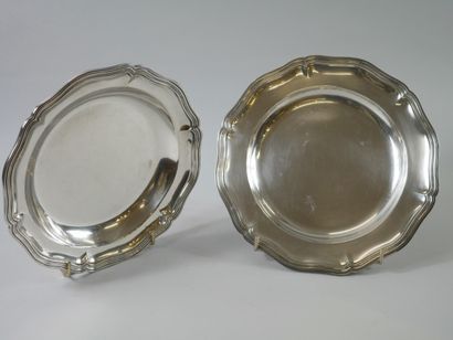 null CHRISTOFLE. 

Two silver plated dishes with curved edges. 

Signed and numbered.

Diameter:...