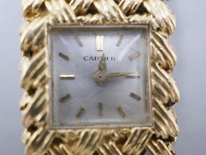 null CARTIER. 

Ladies' wristwatch in 18k yellow gold. Square case, cream dial with...