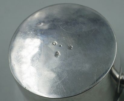 null Plain silver saucepan. Turned wood side handle. 

18th century. Marked MO P.P...