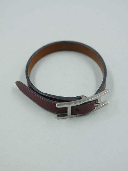 null HERMES Paris. 

Hapi" bracelet in leather and silver plated metal.

Signed....