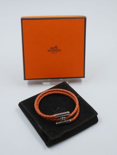 null HERMES Paris. 

Bracelet "Tournis" in natural leather braided in orange and...