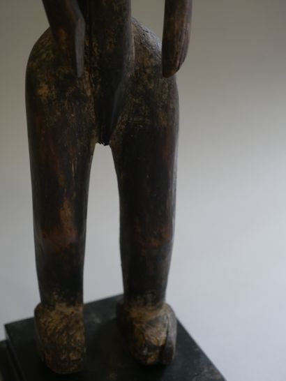 null BAMBARA, Mali. Statue en bois représentant un personnage féminin debout, les...