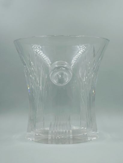 null Crystal bottle bucket with engraved decoration of palm leaves. 

Height: 23...
