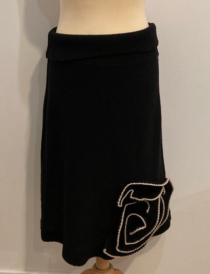 null SONIA RYKIEL. 

A set consisting of a black top and a black skirt with elastic...