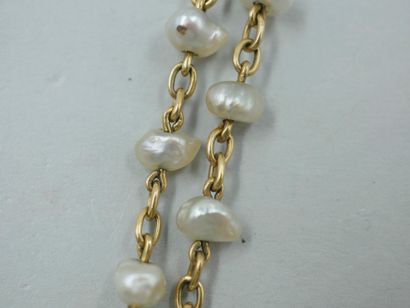 null Bracelet en or jaune 18k agrémenté de perles de cultures baroques. Chaine de...