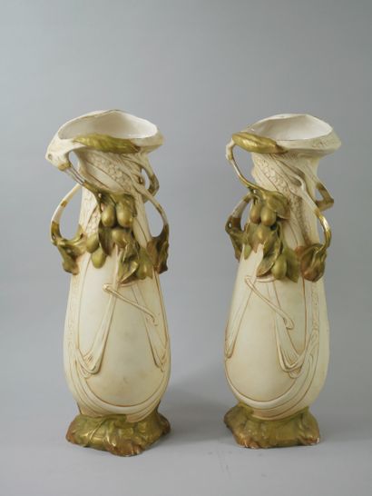 null Paire de grands vases balustre en porcelaine à fond crème patinée vert et or...
