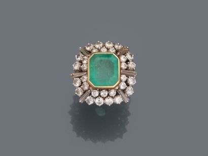 null 18k white gold ring with a 6cts emerald in a double setting of brilliant and...