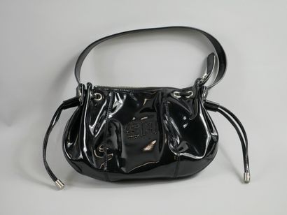 null SONIA RYKIEL. 

Sac à main en cuir vernis noir, monogrammé sur un côté. Avec...