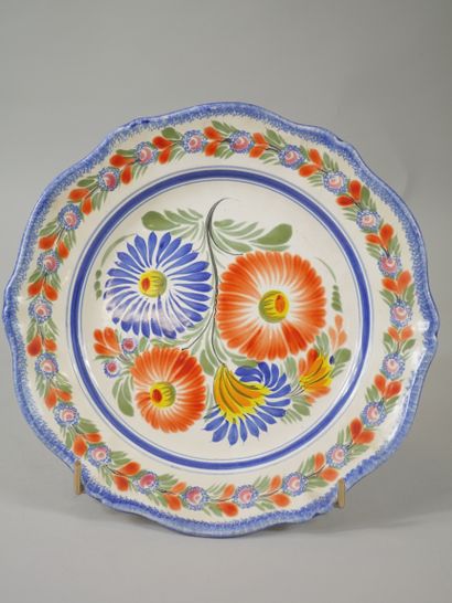 null 
In the style of Jean Lurçat (1898-1966).




Set of two dishes : 




- Round...