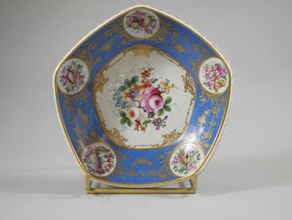 null Camille LE TALLEC (1906-1991) in Paris

Pentagonal porcelain bowl with blue...