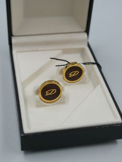 null DUPONT Paris. 

Pair of gilt metal and burgundy lacquer cufflinks, signed with...