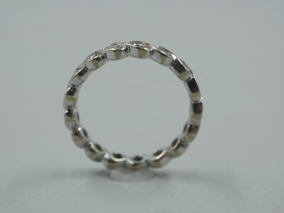 null Twisted wedding ring in 18k white gold topped with diamonds. 

PB : 4,10gr....