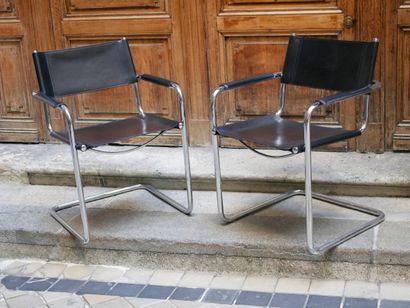 null Pair of design armchairs in the taste of Marcel BREUR. Chromed metal tubes structure,...