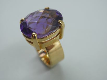 null A modernist ring in 18k yellow gold with an oval faceted amethyst. 

Period...