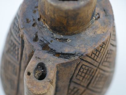 null DEMOCRATIC REPUBLIC OF THE CONGO. Large flask-shaped powder flask in wood with...