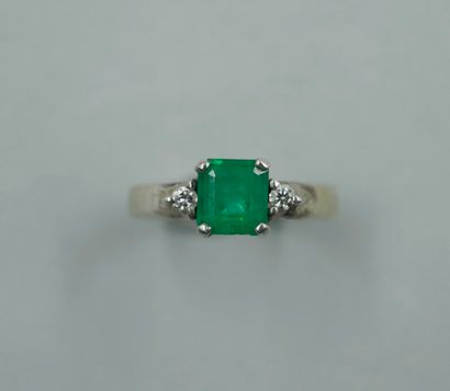 null Silver ring with a Brazilian emerald of 1,10ct and two small diamonds. 

PB...