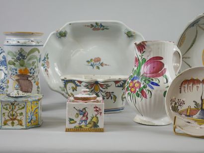 null Lot including: 

- DELFT. Four circular earthenware cups with various decorations...