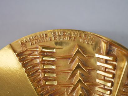 null Arnaldo POMODORO (1926)

Médaille circulaire en bronze doré réalisée pour le...