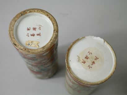 null JAPON. XXè siècle. 

Deux vases rouleau en porcelaine émaillée et polychrome...