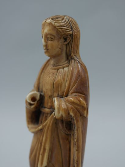 null Indo-Portuguese work, 17th century. 

Virgin in ivory. 

Height: 12,5cm. On...