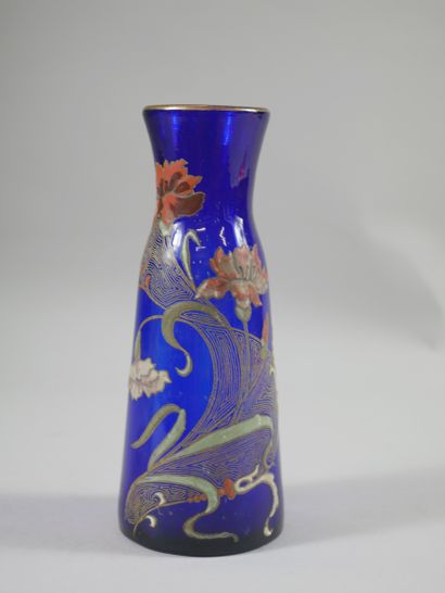 null 
Petit vase en verre soufflé bleu nuit à décor dans le style art nouveau de...