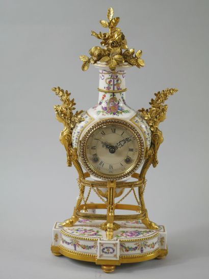 null 
Marie-Antoinette" clock, in the 18th century style. 
Height: 42 cm

As is....