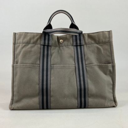 null HERMES Paris. 

Toto" bag in grey canvas, snap closure, double strap handle....