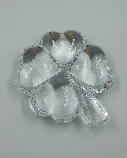 null BACCARAT. 

Transparent paperweight in the shape of a four-leaf clover. 

Stamp...