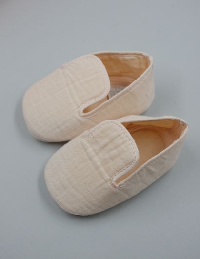 null HERMES Paris. 

Pair of little baby booties, in pink fabric, the sole embroidered...