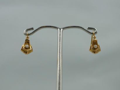null Paire de boucles d'oreilles en or jaune 18k surmontées d'une petite perle centrale....