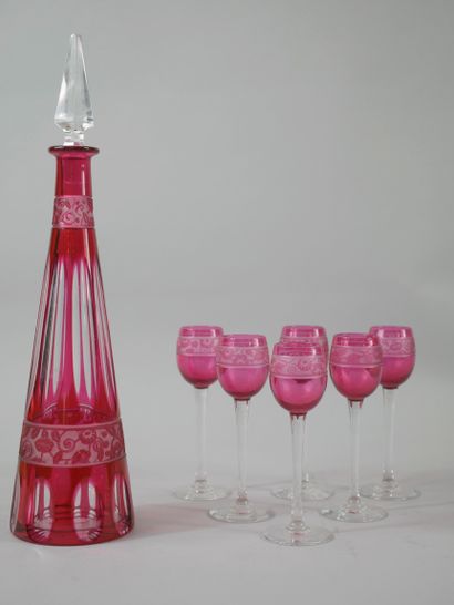 null CRISTAL NANCY France.

Decanter and its six small glasses with liqueur in ruby...