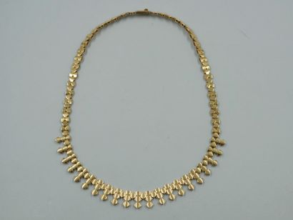 null Necklace in 18k yellow gold with scalloped motifs. Length: 42cm.

Weight : 56...