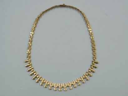 null Collier en or jaune 18k à motifs festonnés. Long.:42cm.

Poids : 56,40gr.