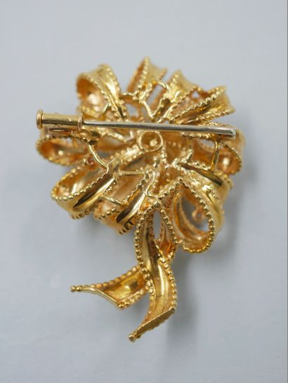null 18k yellow gold brooch with ribbons intertwined with diamonds. 

PB : 20,70...