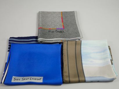 null Lot de trois foulards en soie : Yves Saint Laurent, Rochas et Cardin.

(En ...