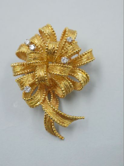 18k yellow gold brooch with ribbons intertwined...