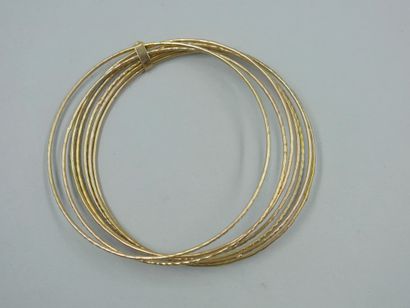 null Set of seven fine hammered 14k yellow gold bracelets. 

Weight : 13,20gr.