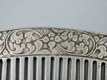null JAPAN.

Silver comb.