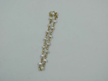 null 18k yellow gold bracelet decorated with baroque cultured pearls. Safety chain....
